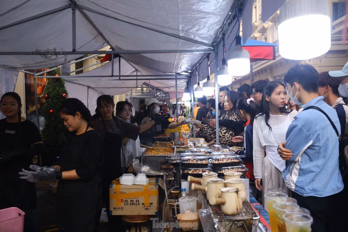 Khu vực ẩm thực rất đông khách.