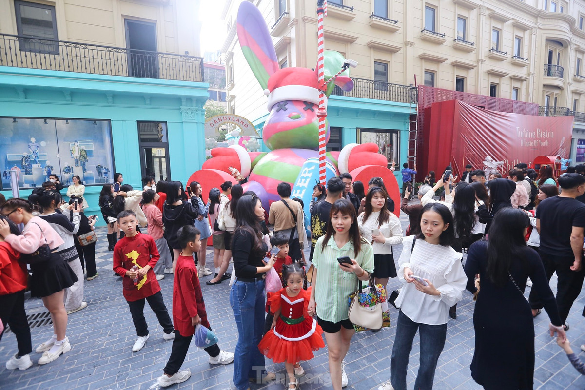 Chú thỏ không lồ được trang trí đón Giáng sinh thu hút người dân đến check-in.