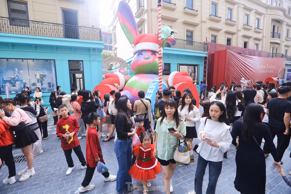 Chú thỏ không lồ được trang trí đón Giáng sinh thu hút người dân đến check-in.