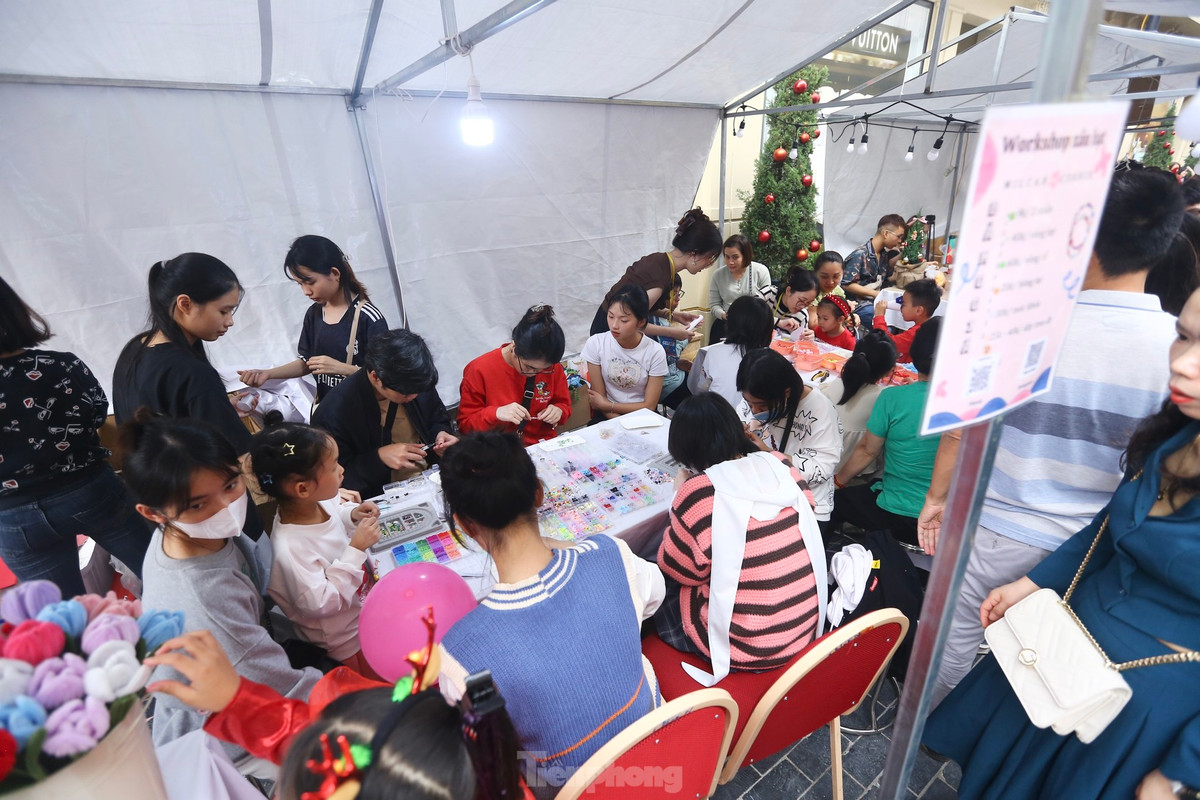 Các gian hàng workshop trang trí, làm đồ Giáng sinh hút khách.