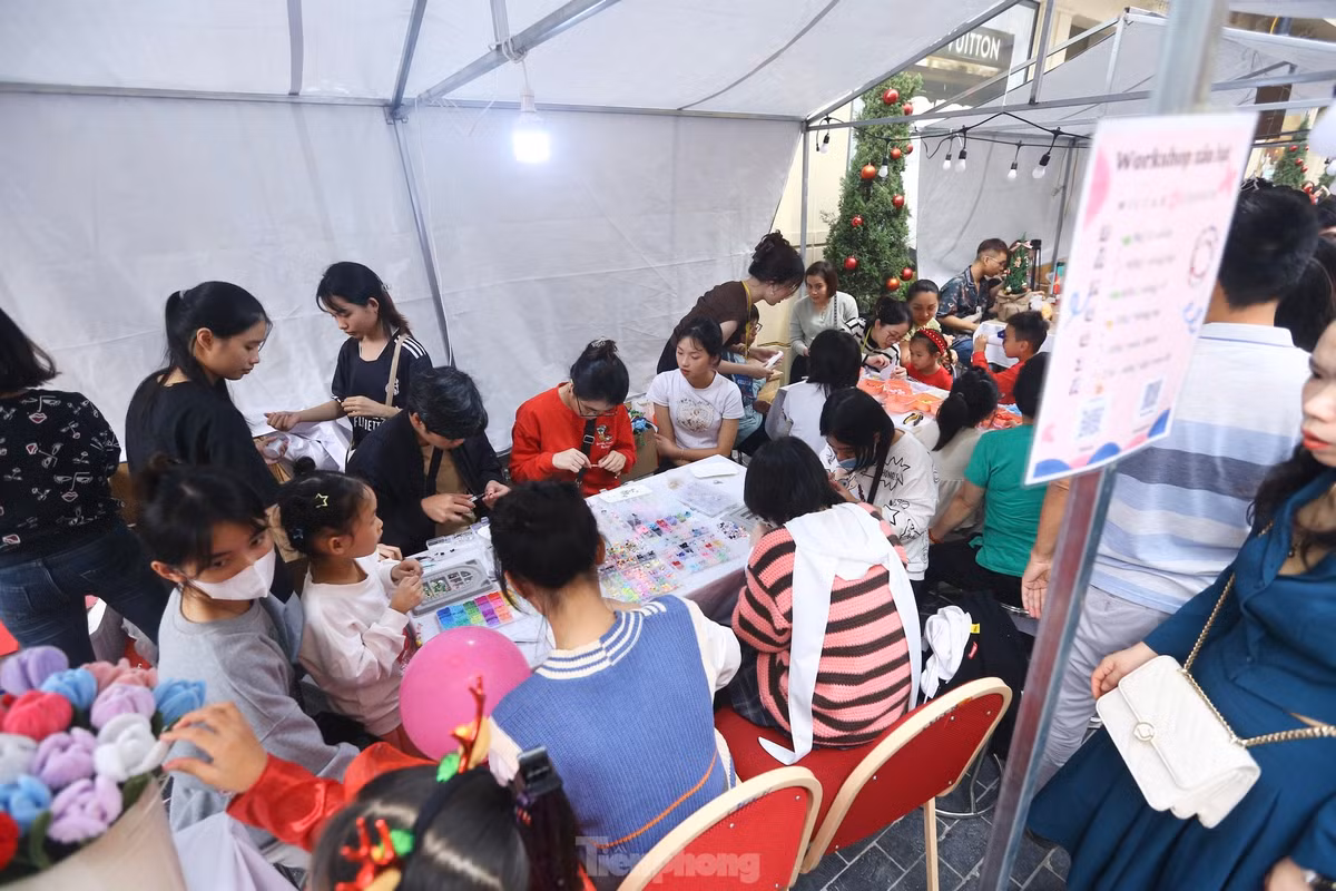 Các gian hàng workshop trang trí, làm đồ Giáng sinh hút khách.