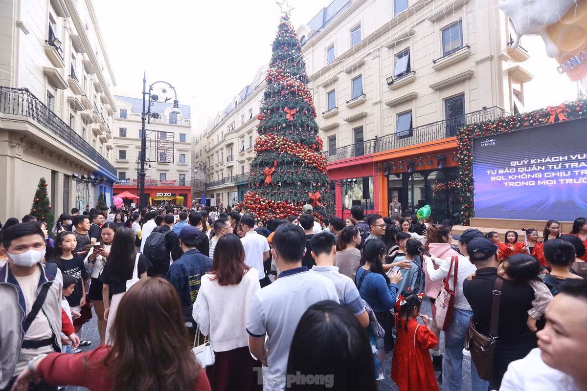 Khu phố đi bộ được trang trí Giáng sinh lộng lẫy, đặc biệt cây thông Noel cao khoảng 3-4m cùng với máy phun tuyết đã thu hút được người dân du khách đến đây vào dịp cuối tuần.