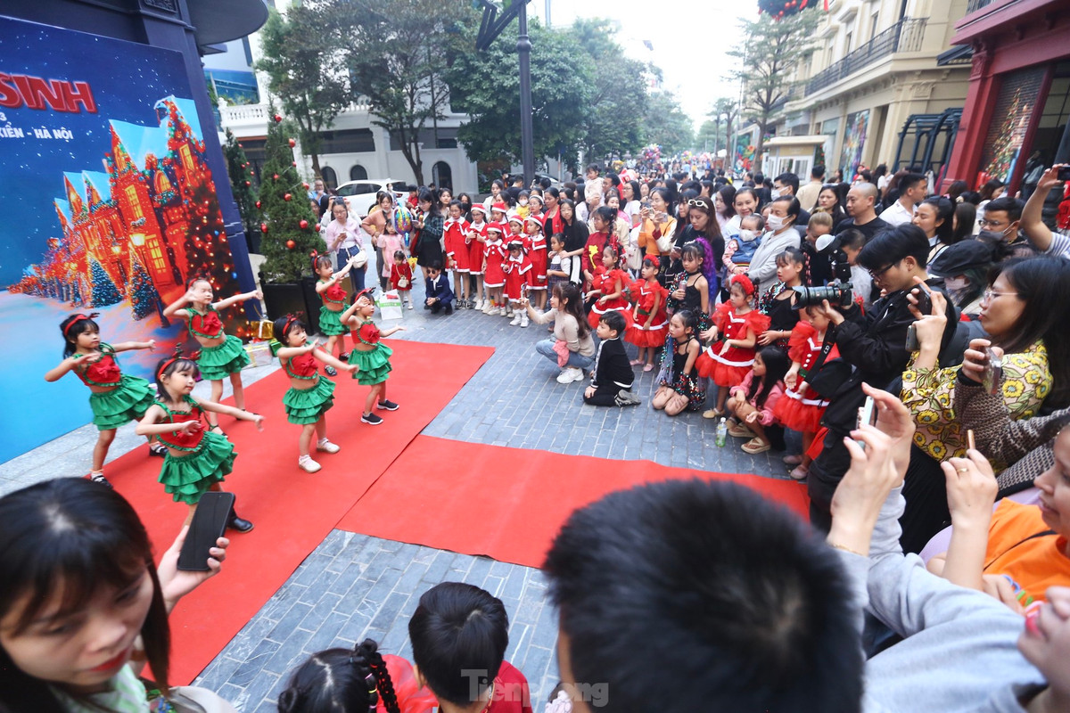 Các tiết mục mang đậm chất Giáng sinh được trình diễn và thu hút nhiều du khách đến xem.
