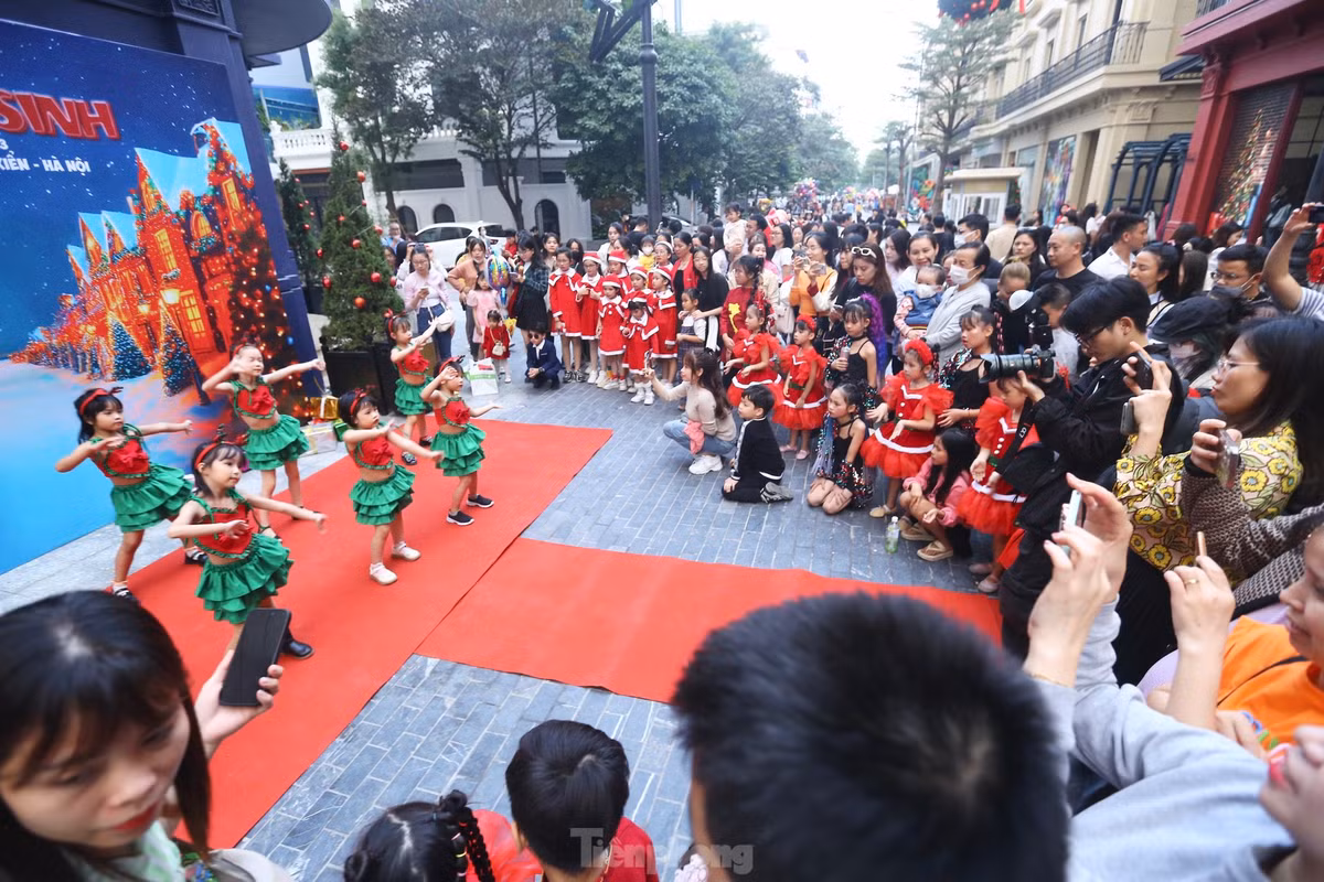 Các tiết mục mang đậm chất Giáng sinh được trình diễn và thu hút nhiều du khách đến xem.
