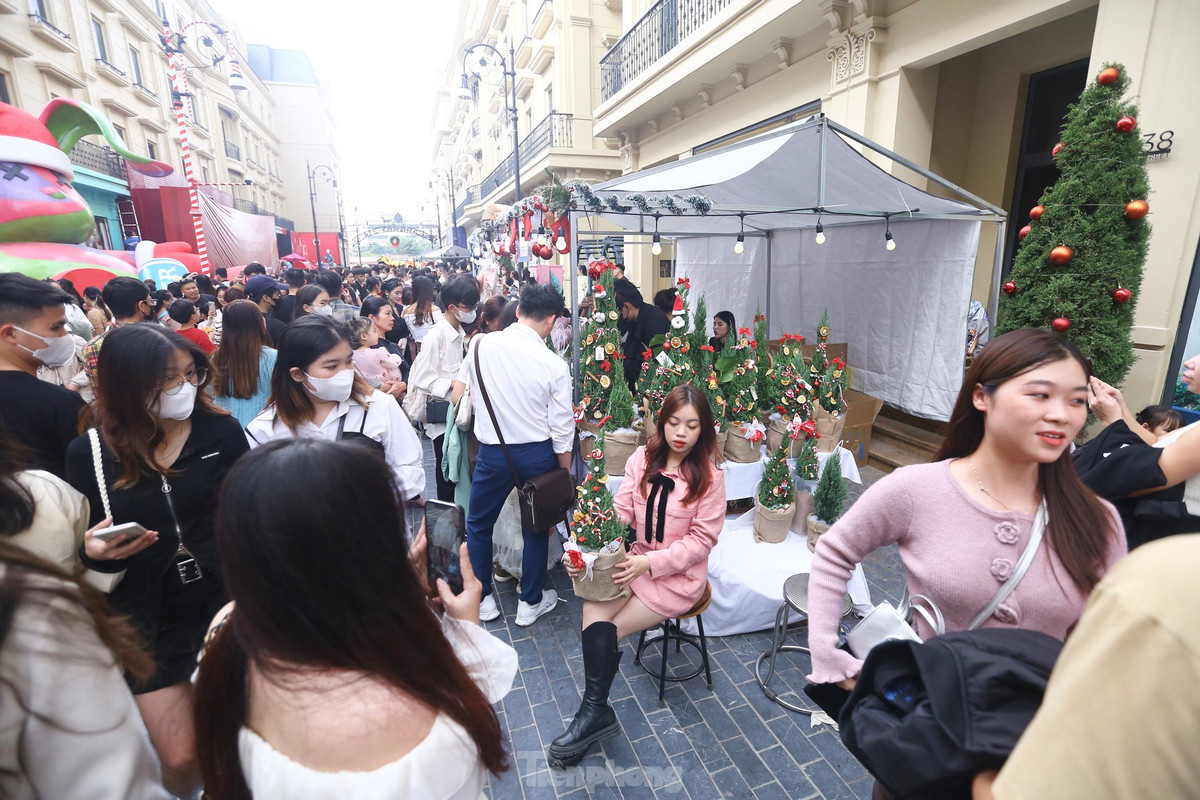 Từ thiết kế, kiến trúc, cách bày trí cảnh vật... khiến du khách đến đây ngỡ như lạc vào Giáng sinh ở một nước châu Âu.