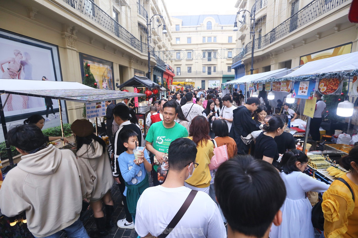 Dù hơn hai tuần nữa mới đến Giáng sinh nhưng khu vực phố đi bộ kiểu châu Âu (quận Thanh Xuân, Hà Nội) thu hút hàng nghìn người đến chụp ảnh, vui chơi trong hai ngày cuối tuần vừa rồi.