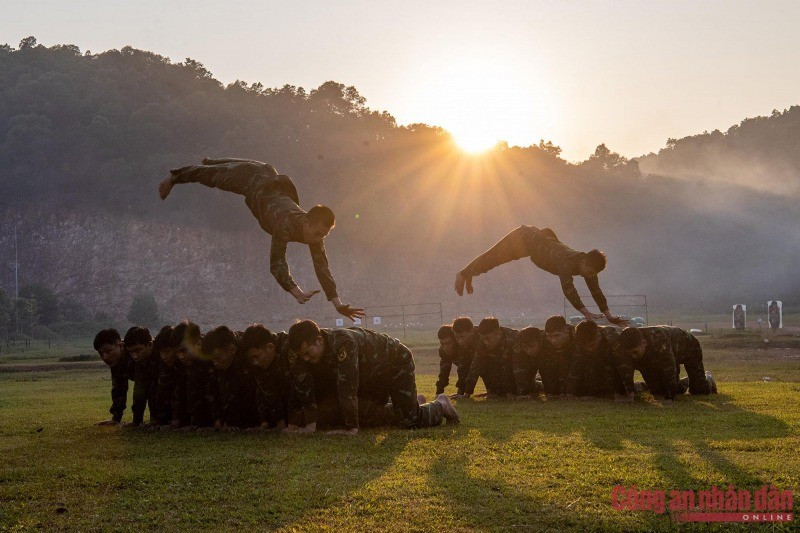 Để có những chiến công gắn liền với lịch sử quân sự nước nhà, các chiến sĩ của Binh chủng Đặc công nói chung và Lữ đoàn Đặc công bộ 113 nói riêng đều trải qua quá trình huấn luyện vô cùng công phu.