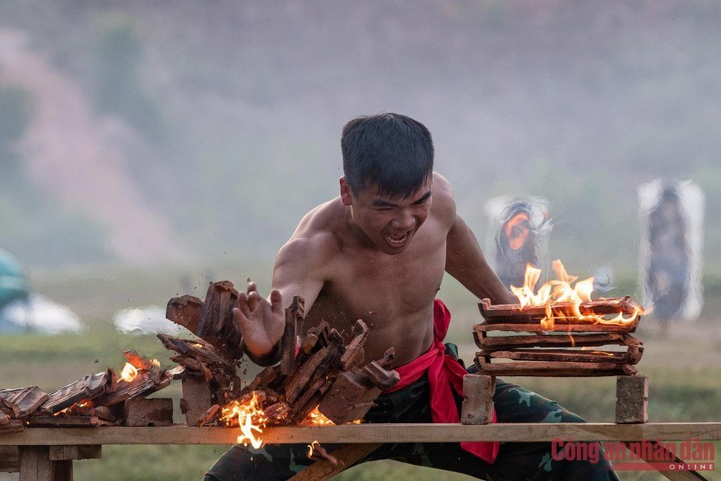 Trung úy Tạ Văn Tuyến thuộc Liên đội 27 dùng khí công đập vỡ những viên ngói được tẩm dầu bốc cháy