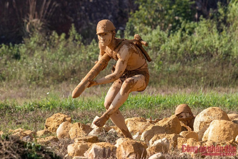 Nếu ở xa địch, chiến sĩ dùng tư thế đi khom; gần địch thì lê, trườn, lợi dụng địa hình, vận dụng thuần thục các tư thế tiếp cận mục tiêu, thực hiện cách đánh "nở hoa trong lòng địch". Ngoài ra trong chiến đấu, người lính đặc công còn phải giấu mình hàng giờ liền, thậm chí nhiều ngày liên tục khi tiếp cận mục tiêu trong điều kiện vô cùng khắc nghiệt của thời tiết, địa hình và đối mặt với nhiều hiểm nguy như rắn rết, côn trùng, thú dữ…