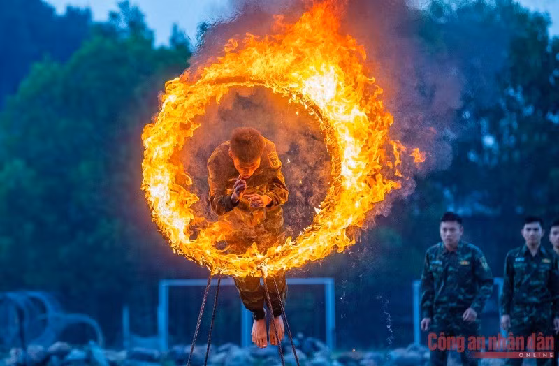 Chiến sĩ thuộc Lữ đoàn Đặc công bộ 113 thực hiện động tác nhảy qua vòng lửa.