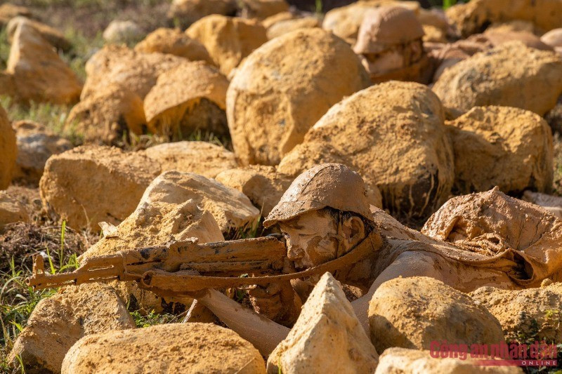 Nhắc đến bộ đội Đặc công Việt Nam thì không thể bỏ qua nghệ thuật nguỵ trang độc đáo gắn liền với lối đánh “xuất quỷ nhập thần” vốn đã trở thành thương hiệu. Một trong những khoa mục huấn luyện của bộ đội Đặc công là nguỵ trang. Tuỳ vào tình huống tác chiến, người lính phải chọn phương thức nguỵ trang để có thể hoà nhập với môi trường xung quanh.