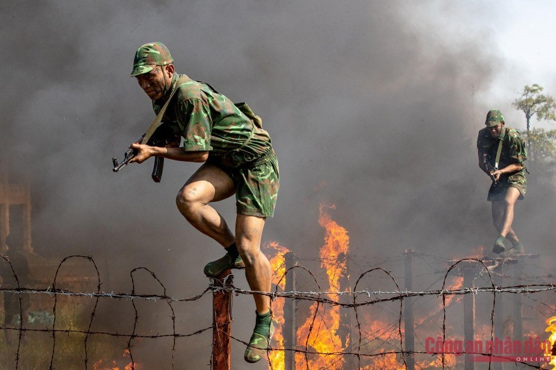 Những ngày đầu tháng 12/2023, các chiến sĩ đặc công thuộc Lữ đoàn Đặc công bộ 113 (Binh chủng Đặc công) vẫn miệt mài tập luyện trên thao trường để hoàn thành giáo án huấn luyện. Được thành lập vào năm 1972, đơn vị đã tham gia chiến đấu thống nhất đất nước, bảo vệ biên giới cũng như làm nhiệm vụ quốc tế tại nước bạn. Đơn vị 3 lần được phong danh hiệu Anh hùng lực lượng vũ trang nhân dân .