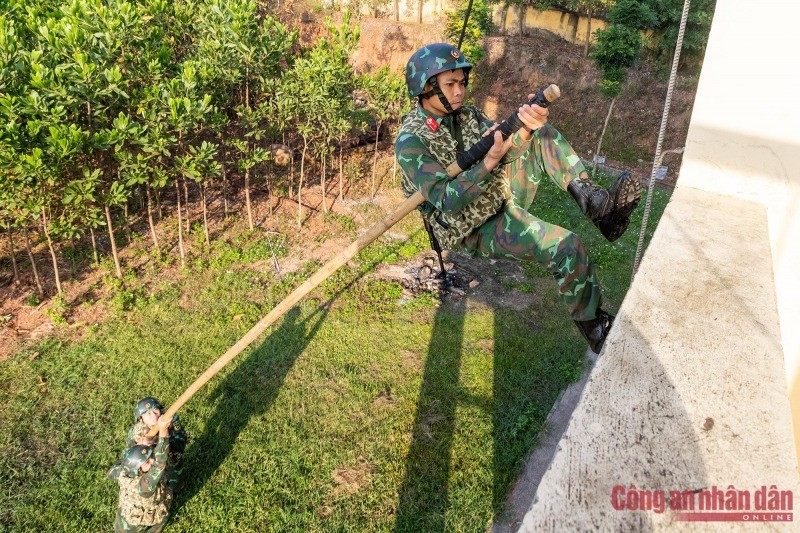 Sức khỏe dẻo dai, bản lĩnh thép, ý chí kiên cường… là yêu cầu đối với người lính đặc công để họ dễ dàng vượt qua những bài huấn luyện gian khổ, thử thách và sức chịu đựng trong điều kiện khắc nghiệt.