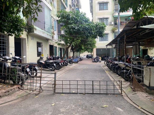 Trả lời Tiền Phong về việc các bãi xe nằm ngoài bản vẽ hiện trạng mặt bằng tổng thể vẫn ngang nhiên tồn tại, ông Lê Bá Tơ cho biết, chung cư K26 đưa vào sử dụng từ năm 2009 nhưng tới năm 2020 mới có ban quản trị khóa 1. Ông là trưởng ban quản trị khóa 2 của chung cư K26, nhận nhiệm vụ hôm 19/10. Bãi giữ xe nằm ngoài bản vẽ hiện trạng mặt bằng tổng thể ngang nhiên chắn đường làm nơi trông giữ xe.