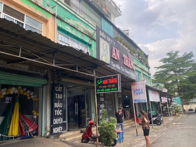 "Tôi đã làm việc với các nhà xe nằm ngoài bản vẽ hiện trạng mặt bằng tổng thể, yêu cầu đảm bảo trang thiết bị phòng cháy chữa cháy, hệ thống điện. Đã 3 lần chúng tôi gửi thư mời Ban quản lý dự án 98 vào làm việc để giải quyết vấn đề này nhưng họ không vào", ông Tơ nói. (Khu vực được quy hoạch làm khu thương mại cũng bị đem cho bên ngoài thuê).