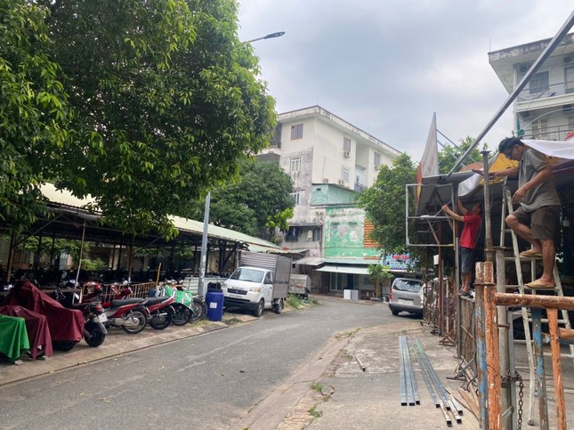 Theo bản vẽ hiện trạng mặt bằng tổng thể, chỉ có 4 nhà xe là đúng quy định. Ban quản lý dự án 98 chỉ mới bàn giao cho ban quản trị 13 block nhà. Còn lại, cơ sở hạ tầng thì chưa bàn giao. (Một bãi xe đang tu sửa phần mái và khung sắt)