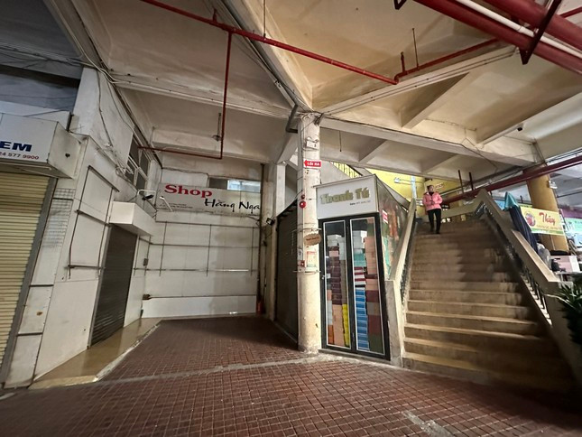 Các ki-ot trong chợ mở cửa rất muộn. 10 giờ sáng, chợ Hôm vẫn vắng lặng, người ra vào thưa thớt, ít cả khách, lẫn tiểu thương. Cả hai tầng của khu chợ im lìm, cửa cuốn đóng chặt, bạt phủ kín nhiều quầy kệ.