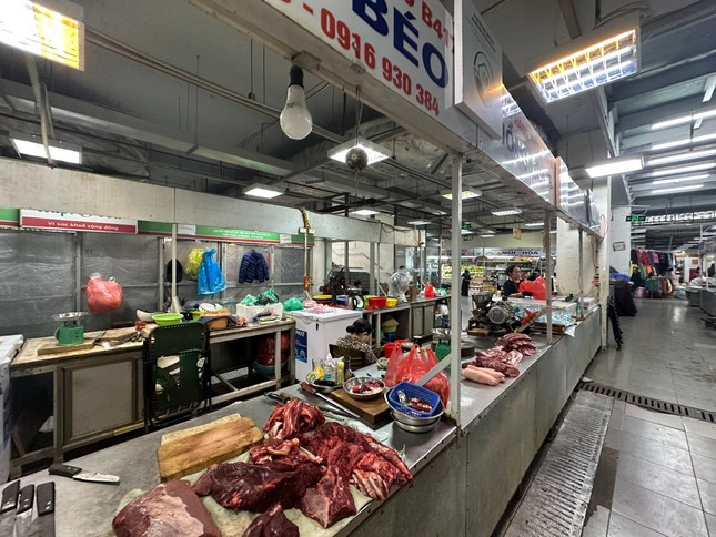 Chủ quầy thực phẩm Minh Phương (chợ Hàng Da) cho biết, mỗi ngày chỉ dám nhập 5 kg thịt lợn, nhưng tới gần trưa vẫn còn nguyên.Theo bà Phương, người dân giảm chi tiêu, chợ truyền thống đã khó bán, mà chợ kiểu mới càng khổ hơn. Nếu cứ tình hình này, thì dù cận Tết hay cuối năm, chợ cũng không có khách. Người vào xem chỉ lác đác khách du lịch, tìm đồ lưu niệm.