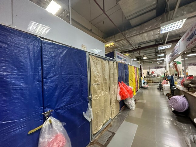 Không chỉ khu hàng thời trang, mà các kiot bán thực phẩm tươi sống cũng ìm lìm đóng cửa.