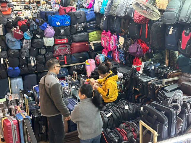 Trong số các chợ truyền thống nổi tiếng trung tâm Hà Nội, tình cảnh tại chợ Đồng Xuân có phần khá khẩm hơn. Du khách trong nước, quốc tế ghé tham quan khu chợ, nhiều khách sỉ ở các tỉnh xung quanh cũng về nhập hàng cho dịp cuối năm.