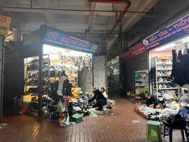Chủ ki-ot Thảo Anh nằm ở tầng 2 chợ Hôm cho biết, thời tiết chuyển lạnh, khách vắng, nhiều chủ quầy mở hàng muộn. Dù chợ vắng nhưng các tiểu thương bám trụ, tìm cách bán thêm trên mạng xã hội.