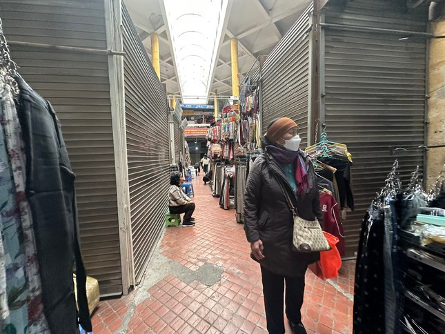 Tiểu thương lo lắng, chợ ngày càng vắng người qua lại, không thể tìm được khách mới, chỉ có thể duy trì bán cho các mối quen.