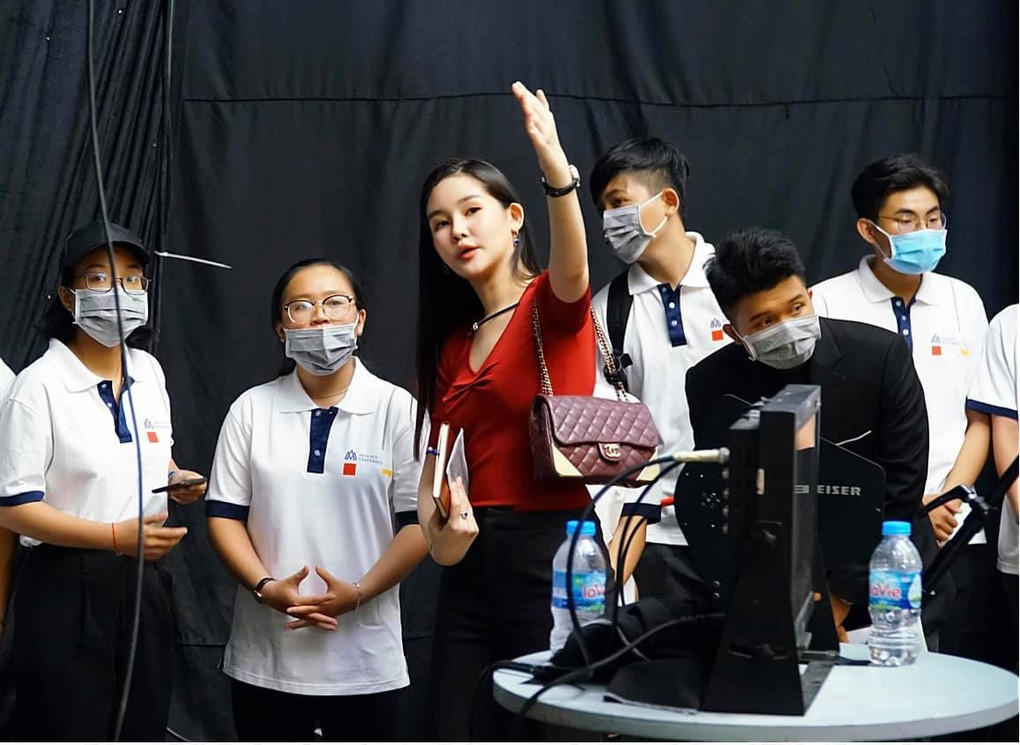 My nhan Viet lam giang vien: Midu bi chup len, Ngan Anh len chuc sau 1 nam-Hinh-2