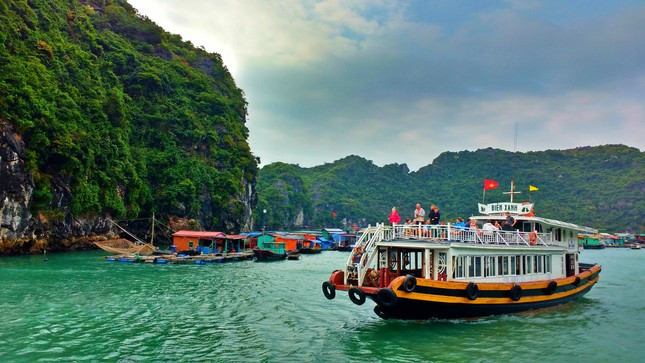 Vinh Ha Long vao danh sach moi ve du lich, rac thai-Hinh-3