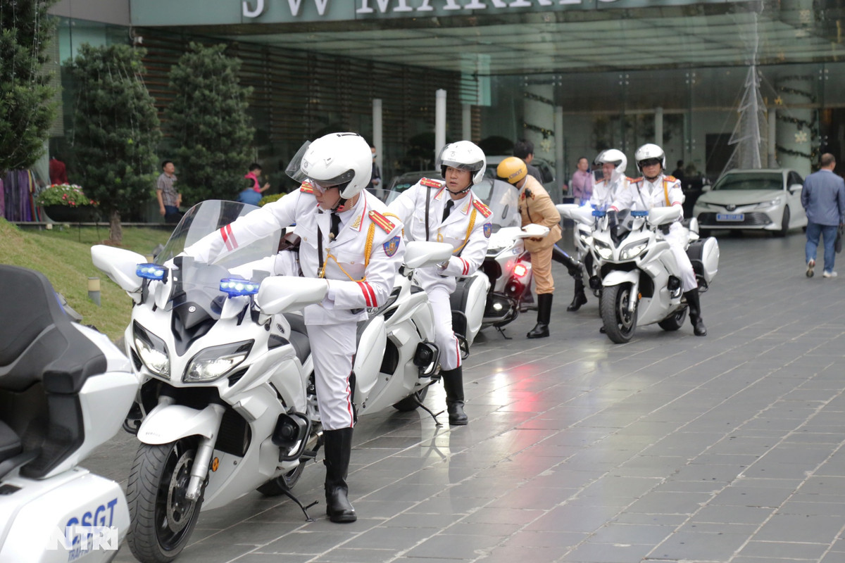 Ngoài lực lượng dẫn đoàn của phòng CSGT, Công an Hà Nội, buổi diễn tập còn có đoàn mô tô dẫn đoàn của Bộ Tư lệnh cảnh vệ (Ảnh: Trần Thanh).