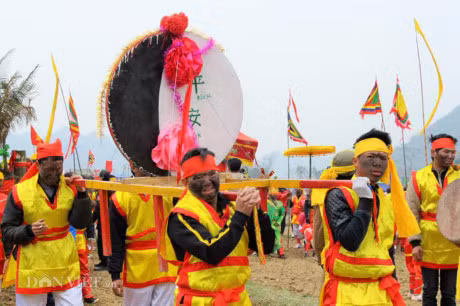 Du khach dua nhau so “cua quy” lay may trong le hoi Na Nhem-Hinh-4