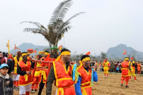 Du khach dua nhau so “cua quy” lay may trong le hoi Na Nhem-Hinh-7