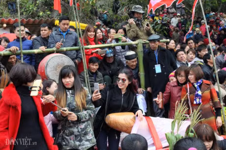 Du khach dua nhau so “cua quy” lay may trong le hoi Na Nhem-Hinh-9