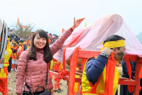 Du khach dua nhau so “cua quy” lay may trong le hoi Na Nhem-Hinh-11