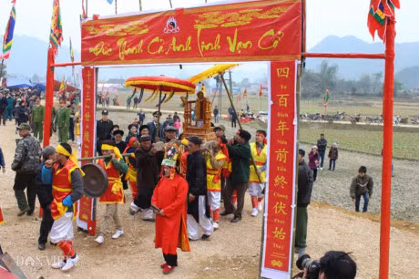 Du khach dua nhau so “cua quy” lay may trong le hoi Na Nhem-Hinh-2