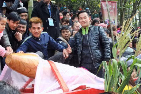 Du khach dua nhau so “cua quy” lay may trong le hoi Na Nhem-Hinh-10