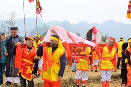 Du khach dua nhau so “cua quy” lay may trong le hoi Na Nhem-Hinh-3