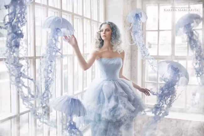  Bộ ảnh thời trang kì ảo của nhiếp ảnh gia Margarita Kareva khiến nhiều người phải xuýt xoa vì đẹp. Đây đích thị là nàng công chúa của đại dương, đẹp và quyền lực đến ma mị.
