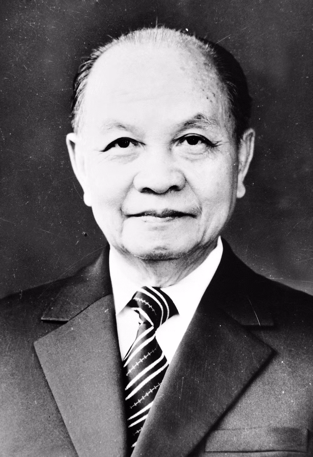 Đồng chí Trường Chinh (1907 - 1988). Nguyên quán: Xã Xuân Hồng, huyện Xuân Trường, tỉnh Nam Định. Được chỉ định tại Hội nghị Trung ương lần thứ 7 khóa 1. Được bầu tại Hội nghị Trung ương lần thứ 8 khóa 1 và Đại hội Đại biểu Đảng Cộng sản Việt Nam lần thứ 2. Nhiệm kỳ: 1941 - 10/1956. Được bầu tại Hội nghị đặc biệt Trung ương Đảng năm 1986. Nhiệm kỳ: 14/7/1986 - 18/12/1986.