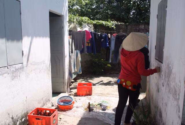 Vo dam chong tu vong bang bo chai bia dap vo-Hinh-2