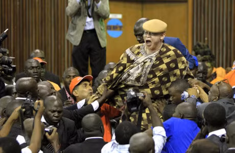 Chum anh: Khi nhung chinh tri gia “nong mat” voi nhau-Hinh-3