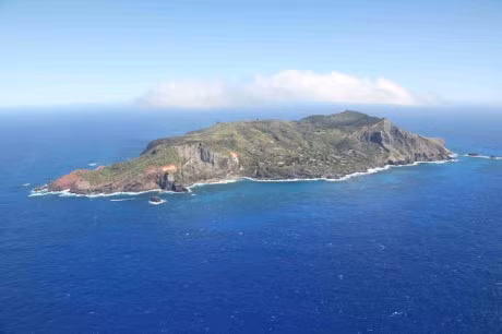 Adamstown là hòn đảo duy nhất có người sinh sống trong quần đảo Pitcairn thuộc Vương quốc Anh. Nơi đây không có sân bay hay khách sạn, do đó 56 cư dân sống trên đảo gần như bị tách biệt với thế giới bên ngoài.