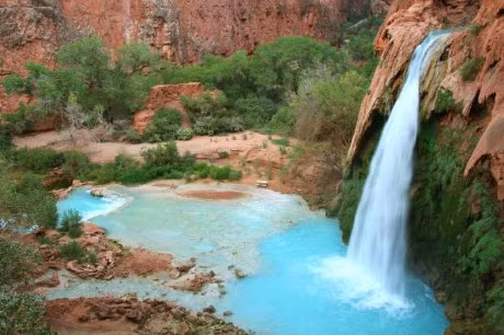 Ngôi làng Supai nằm biệt lập giữa hẻm núi Grand Canyon thuộc bang Arizona, Mỹ là nơi cư trú của bộ lạc Havasupai. Khách du lịch đến đây chỉ có 2 lựa chọn: đi bằng máy bay trực thăng hoặc leo gần 13 km đường đèo núi.
