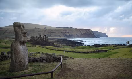 Bên cạnh 887 bức tượng đá Moai nổi tiếng, đảo Phục Sinh còn được biết đến là nơi xa xôi nhất thế giới, nằm biệt lập giữa Nam Thái Bình Dương. Nơi đây có một sân bay quốc tế, phục vụ khách du lịch và hơn 5000 dân địa phương.