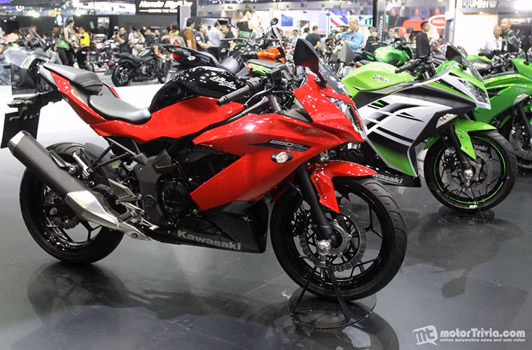Mẫu sportbike cỡ nhỏ Kawasaki Ninja 250SL hay Ninja RR Mono. Đây là mẫu sportbike mới nhất của hãng xe Nhật Bản được trang bị động cơ xi-lanh đơn 250 phân khối, thay vì xi-lanh đôi như nhiều mẫu xe khác của hãng. Đối thủ của Ninja 250 SL sẽ là những cái tên như Honda CBR250R.