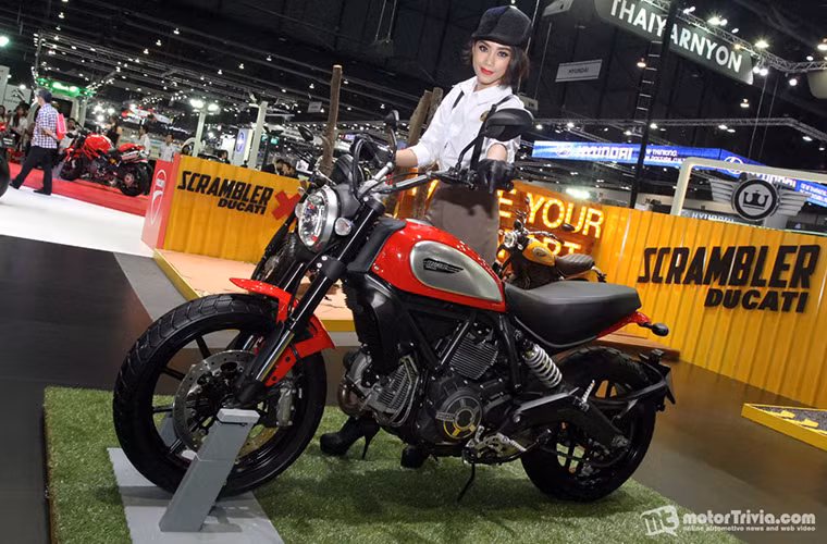 Cung cấp sức mạnh cho xe là khối động cơ Testastretta L-Twin, dung tích 806 phân khối, công suất 74 mã lực và mô-men xoắn cực đại 67,7 Nm. Trọng lượng của xe ở mức 170 kg.