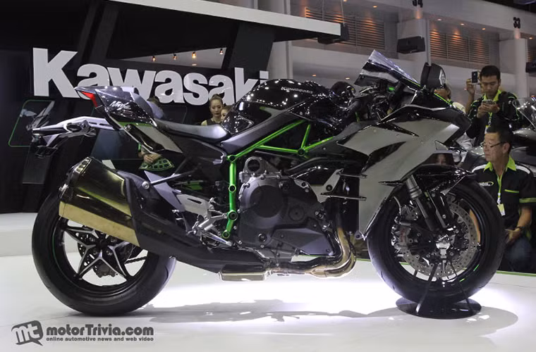 Siêu mô tô Kawasaki Ninja H2 là cái tên đang nhận được rất nhiều sự quan tâm ở thời điểm hiện tại. Ra mắt hồi tháng 11 năm nay, Ninja H2 là một trong những siêu mô tô mạnh nhất thế giới vào lúc này, sở hữu khối động cơ 4 thì, 998 phân khối, 4 xi-lanh thẳng hàng, tích hợp hệ thống siêu nạp, làm mát bằng dung dịch cho công suất 197 mã lực tại 11.000 vòng/phút và có thể đạt công suất 207 mã lực khi có sự hỗ trợ của Ram Air, mô-men xoắn cực đại 133,5 Nm tại 10.500 vòng/phút.