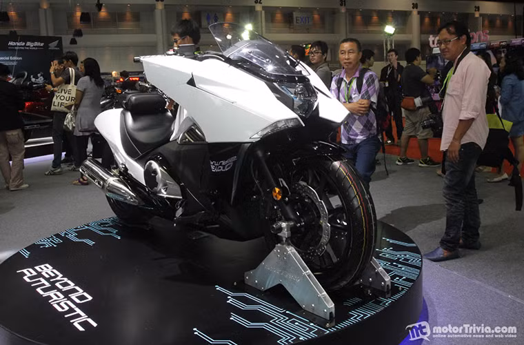 Honda NM4 được thiết kế lấy cảm hứng từ máy bay tàng hình. Cung cấp sức mạnh cho xe là khối động cơ 4 thì 745 phân khối, làm mát bằng dung dịch, SOHC, ly hợp kép, công, tích hợp hệ thống phun xăng điện tử, công suất 54 mã lực tại 6.250 vòng/phút và mô-men xoắn cực đại 68 Nm tại 4.750 vòng/phút.