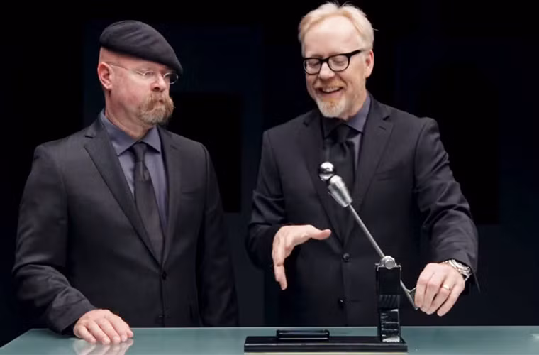 Bài thử nghiệm tiếp theo là chịu lực va đập trên cùng chiếc điện thoại cũ đó.