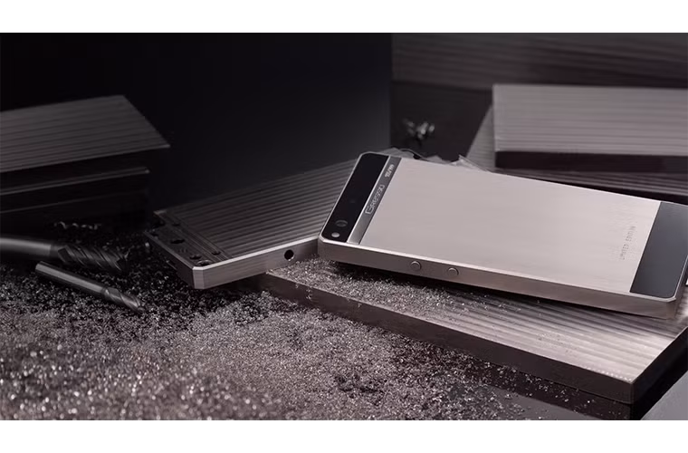 Được sản xuất tại Thụy Sĩ, tông màu đen của điện thoại có được là nhờ vào công nghệ sơn lót PVD - một quy trình được ứng dụng để sản xuất các đồng hồ Thụy Sĩ.