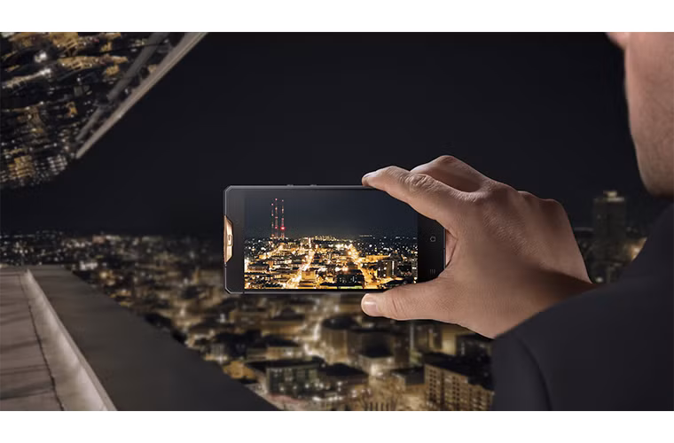 Gresso Regal Black chạy hệ điều hành Android 4.4 KitKat, có camera sau 13MP và camera trước 5MP.